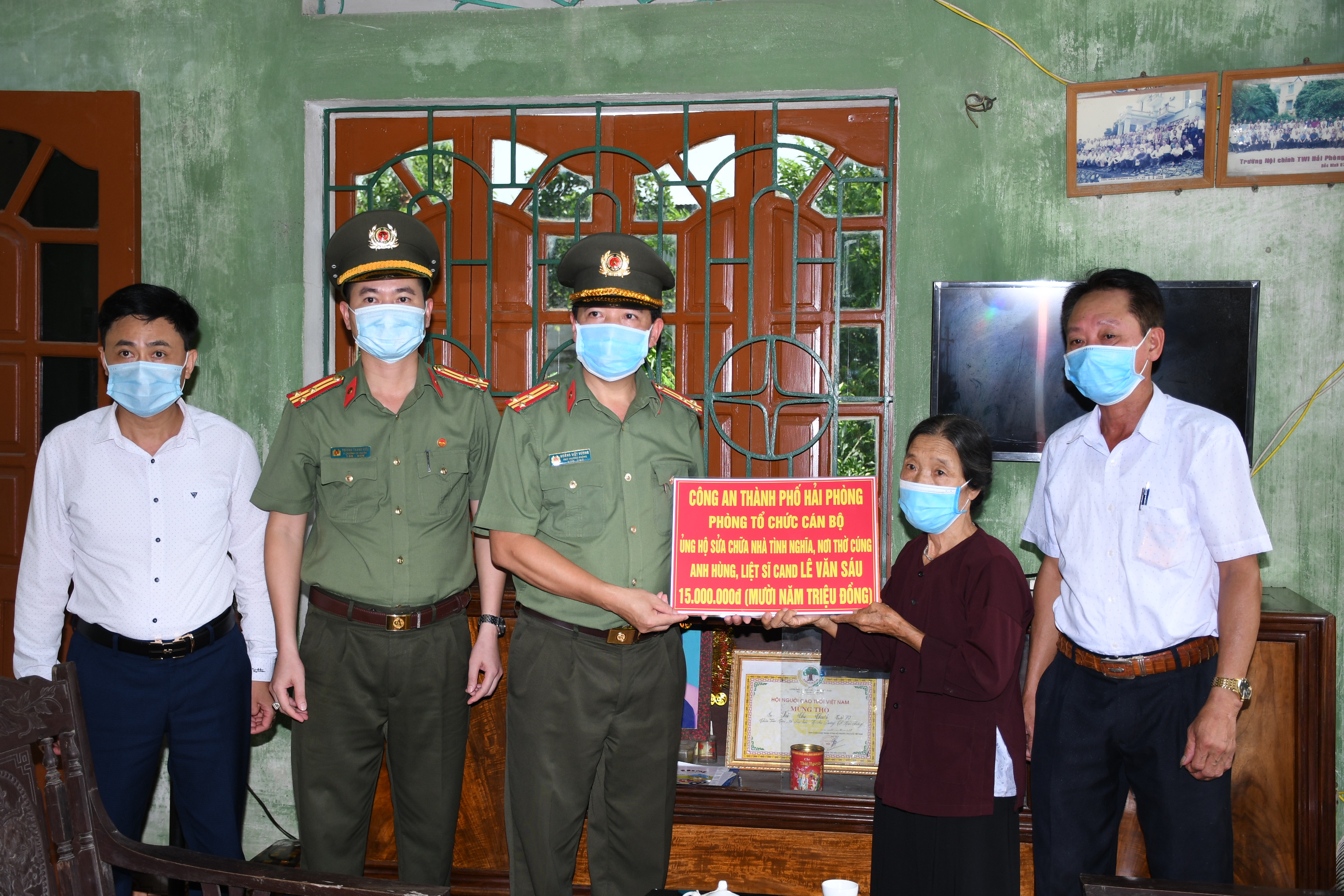 Thăm và tặng quà gia đình Liệt sỹ Lê Văn Sáu